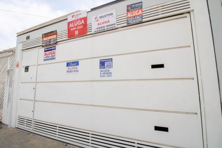 Casa à venda com 200m², 3 quartos e 2 vagas Casa à venda com 200m², 3 quartos e 2 vagasFachada