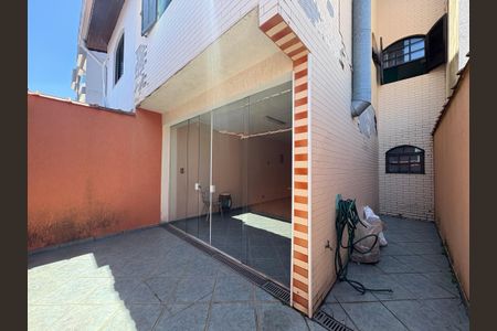 Casa à venda com 207m², 3 quartos e 4 vagas Casa à venda com 207m², 3 quartos e 4 vagasQuintal
