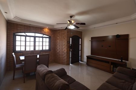 Casa à venda com 207m², 3 quartos e 4 vagas Casa à venda com 207m², 3 quartos e 4 vagasSala