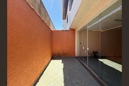 Casa à venda com 207m², 3 quartos e 4 vagas Casa à venda com 207m², 3 quartos e 4 vagasQuintal
