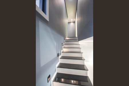 Casa à venda com 183m², 3 quartos e 2 vagas Casa à venda com 183m², 3 quartos e 2 vagasEscada