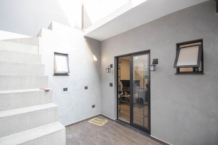 Casa à venda com 183m², 3 quartos e 2 vagas Casa à venda com 183m², 3 quartos e 2 vagasEscada