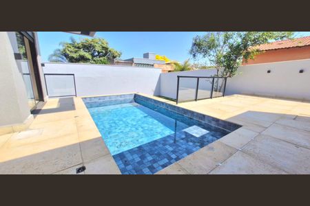 Casa à venda com 500m², 3 quartos e 4 vagas Casa à venda com 500m², 3 quartos e 4 vagasPiscina