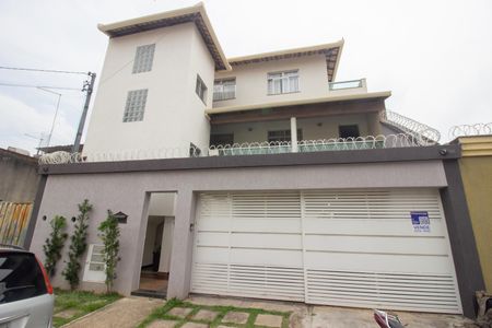 Casa à venda com 400m², 7 quartos e 4 vagas Casa à venda com 400m², 7 quartos e 4 vagasFachada