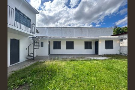 Casa à venda com 180m², 3 quartos e 2 vagas Casa à venda com 180m², 3 quartos e 2 vagasFachada