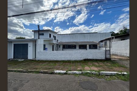 Casa à venda com 180m², 3 quartos e 2 vagas Casa à venda com 180m², 3 quartos e 2 vagasFachada