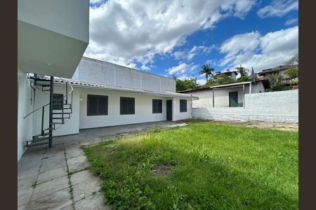 Casa à venda com 180m², 3 quartos e 2 vagas Casa à venda com 180m², 3 quartos e 2 vagasFachada