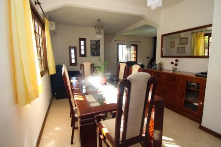 Casa à venda com 220m², 3 quartos e 2 vagas Casa à venda com 220m², 3 quartos e 2 vagasSala de Jantar