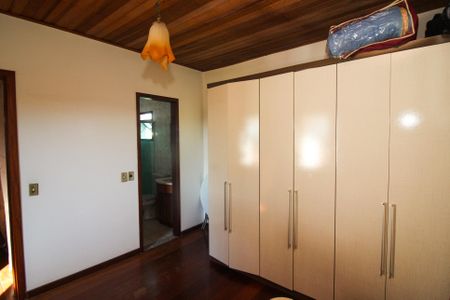 Casa à venda com 220m², 3 quartos e 2 vagas Casa à venda com 220m², 3 quartos e 2 vagasSuíte