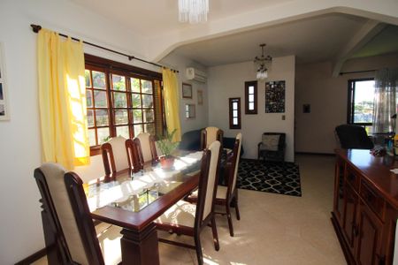 Casa à venda com 220m², 3 quartos e 2 vagas Casa à venda com 220m², 3 quartos e 2 vagasSala de Jantar