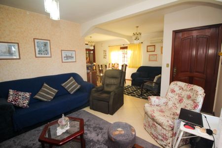 Casa à venda com 220m², 3 quartos e 2 vagas Casa à venda com 220m², 3 quartos e 2 vagasSala