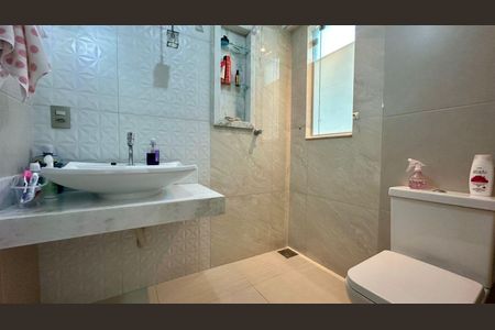 Casa à venda com 190m², 4 quartos e 1 vaga Casa à venda com 190m², 4 quartos e 1 vagaBanheiro Suíte