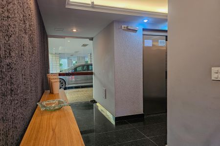 Apartamento à venda com 130m², 4 quartos e 2 vagas Apartamento à venda com 130m², 4 quartos e 2 vagasHall social