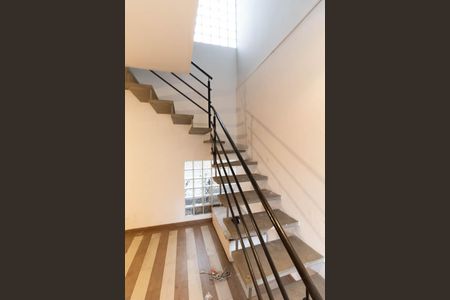 Casa à venda com 150m², 5 quartos e 2 vagas Casa à venda com 150m², 5 quartos e 2 vagasEscada