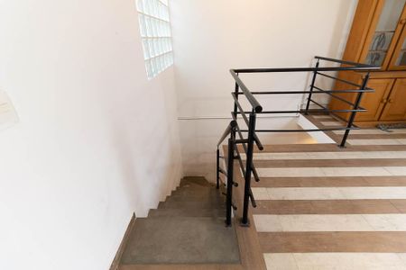 Casa à venda com 150m², 5 quartos e 2 vagas Casa à venda com 150m², 5 quartos e 2 vagasEscada