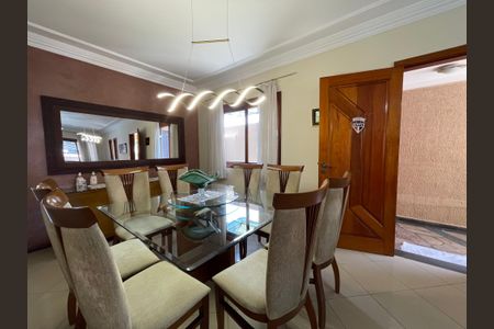 Casa à venda com 235m², 3 quartos e 5 vagasSala