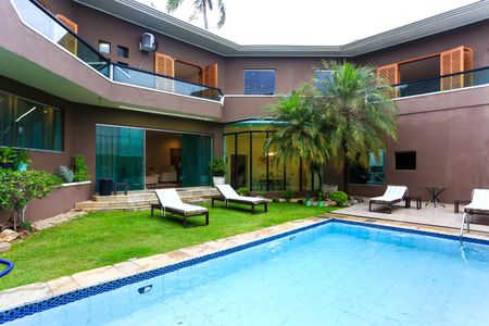 Casa à venda com 563m², 3 quartos e 4 vagasFachada interna