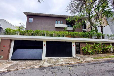 Casa à venda com 563m², 3 quartos e 4 vagasFachada e portaria