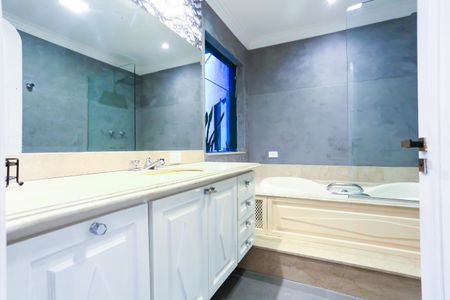 Casa à venda com 563m², 3 quartos e 4 vagasBanheiro da Suíte 2