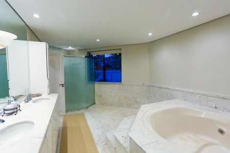 Casa à venda com 563m², 3 quartos e 4 vagasBanheiro da Suíte 3