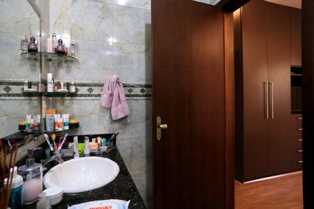 Casa à venda com 272m², 5 quartos e 8 vagas Casa à venda com 272m², 5 quartos e 8 vagasBanheiro da Suíte 1