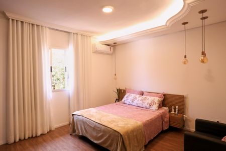 Casa à venda com 272m², 5 quartos e 8 vagas Casa à venda com 272m², 5 quartos e 8 vagasSuíte 1