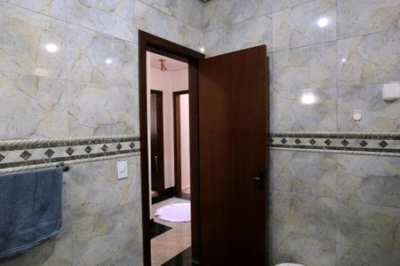 Casa à venda com 272m², 5 quartos e 8 vagas Casa à venda com 272m², 5 quartos e 8 vagasBanheiro