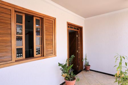 Casa à venda com 272m², 5 quartos e 8 vagas Casa à venda com 272m², 5 quartos e 8 vagasEntrada