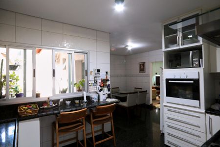 Casa à venda com 272m², 5 quartos e 8 vagas Casa à venda com 272m², 5 quartos e 8 vagasCozinha