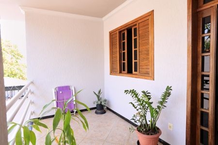 Casa à venda com 272m², 5 quartos e 8 vagas Casa à venda com 272m², 5 quartos e 8 vagasEntrada