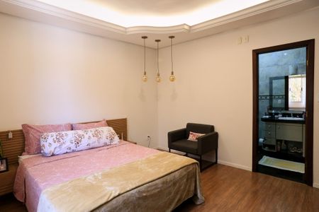 Casa à venda com 272m², 5 quartos e 8 vagas Casa à venda com 272m², 5 quartos e 8 vagasSuíte 1