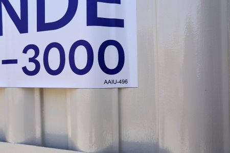 Casa à venda com 272m², 5 quartos e 8 vagas Casa à venda com 272m², 5 quartos e 8 vagasPlaquinha