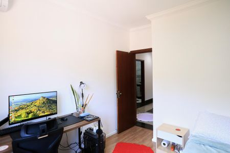 Casa à venda com 272m², 5 quartos e 8 vagas Casa à venda com 272m², 5 quartos e 8 vagasQuarto