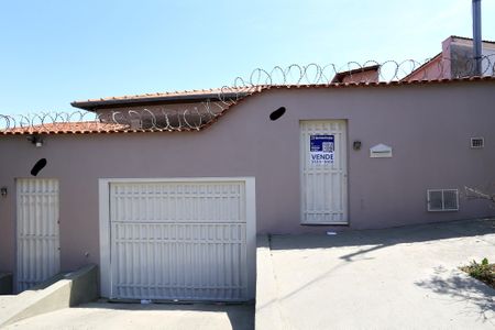 Casa à venda com 272m², 5 quartos e 8 vagas Casa à venda com 272m², 5 quartos e 8 vagasFachada