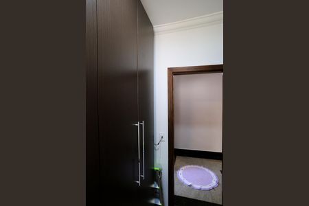 Casa à venda com 272m², 5 quartos e 8 vagas Casa à venda com 272m², 5 quartos e 8 vagasCloset