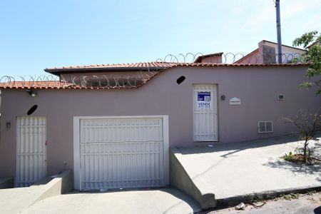 Casa à venda com 272m², 5 quartos e 8 vagas Casa à venda com 272m², 5 quartos e 8 vagasFachada