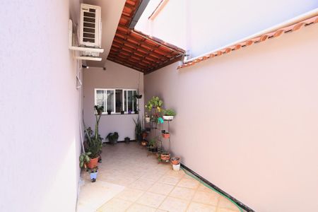 Casa à venda com 272m², 5 quartos e 8 vagas Casa à venda com 272m², 5 quartos e 8 vagasEntrada