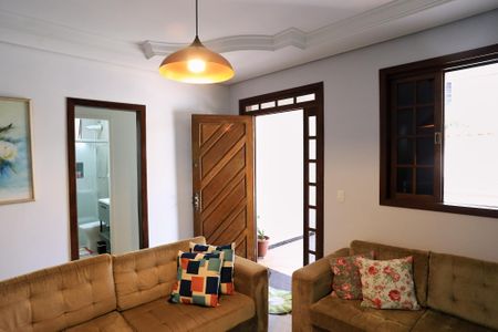 Casa à venda com 272m², 5 quartos e 8 vagas Casa à venda com 272m², 5 quartos e 8 vagasSala