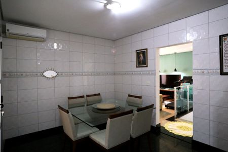 Casa à venda com 272m², 5 quartos e 8 vagas Casa à venda com 272m², 5 quartos e 8 vagasCopa