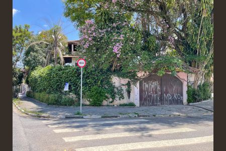 Casa à venda com 450m², 3 quartos e 5 vagas Casa à venda com 450m², 3 quartos e 5 vagasFachada