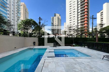 Apartamento à venda com 195m², 3 quartos e 3 vagas Apartamento à venda com 195m², 3 quartos e 3 vagasÁrea comum - Piscina