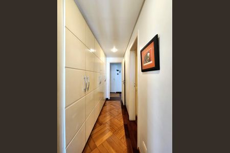 Apartamento à venda com 195m², 3 quartos e 3 vagas Apartamento à venda com 195m², 3 quartos e 3 vagasCorredor