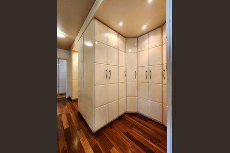 Apartamento à venda com 195m², 3 quartos e 3 vagas Apartamento à venda com 195m², 3 quartos e 3 vagasCloset da suíte 3