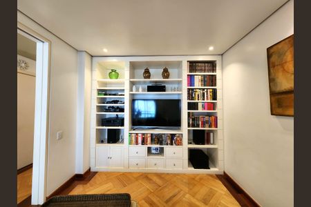 Apartamento à venda com 195m², 3 quartos e 3 vagas Apartamento à venda com 195m², 3 quartos e 3 vagasSala de TV