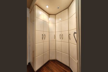 Apartamento à venda com 195m², 3 quartos e 3 vagas Apartamento à venda com 195m², 3 quartos e 3 vagasCloset da suíte 3