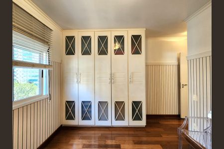 Apartamento à venda com 195m², 3 quartos e 3 vagas Apartamento à venda com 195m², 3 quartos e 3 vagasSuíte 2