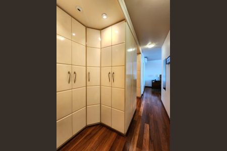 Apartamento à venda com 195m², 3 quartos e 3 vagas Apartamento à venda com 195m², 3 quartos e 3 vagasCloset da suíte 3