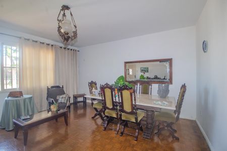 Casa à venda com 140m², 5 quartos e 2 vagasSala