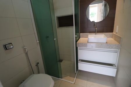 Casa de condomínio para alugar com 350m², 4 quartos e 6 vagasBanheiro da Piscina