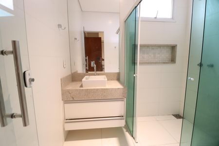 Casa de condomínio para alugar com 350m², 4 quartos e 6 vagasBanheiro da Suíte 1